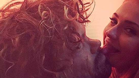 'Juego de tronos': Sophie Turner le da un apasionado beso a "Tyrion Lannister" noticias imagen