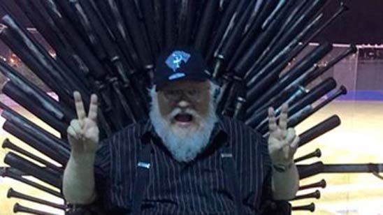 George R.R. Martin enfrenta a los Lannister y los Stark en un partido de béisbol noticias imagen