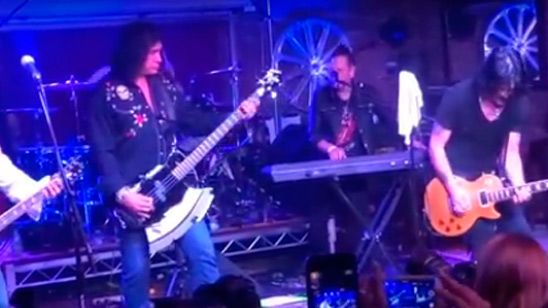Johnny Depp demuestra que sabe tocar la guitarra junto a Gene Simmons de la banda Kiss noticias imagen