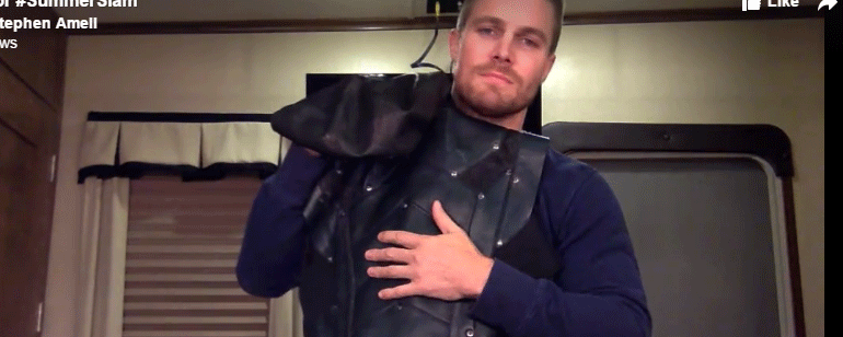 'Arrow': Stephen Amell ofrece un primer vistazo a su traje de 'Green Arrow' para el combate de la WWE   noticias imagen
