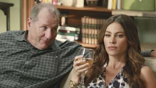 Sofia Vergara y Ed O'Neill posan como Peggy Bundy y Al Bundy de 'Matrimonio con hijos' noticias imagen