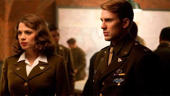 Chris Evans y Hayley Atwell ayudan a dos fans a comprometerse