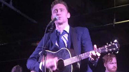 'I Saw the Light': Tom Hiddleston se sube a un escenario para cantar como Hank Williams en este vídeo noticias imagen