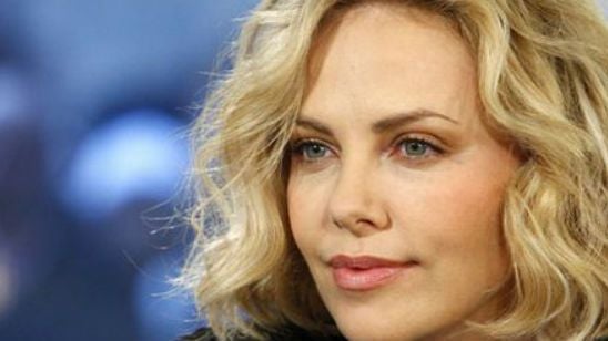 'Showgirls': El director de la película afirma que Charlize Theron fue afortunada por no hacerse con el papel protagonista noticias imagen