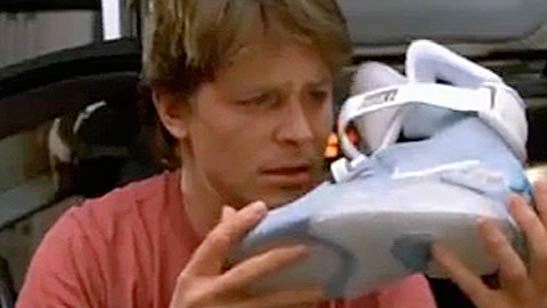 'Regreso al futuro': Michael J. Fox se prueba el primer par de Nike Mags con robocordones