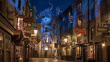 Miles de seguidores de 'Harry Potter' se convierten en personajes de la saga en una mágica noche 