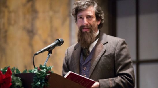 Escucha a Neil Gaiman leer 'Un cuento de Navidad' de Charles Dickens noticias imagen