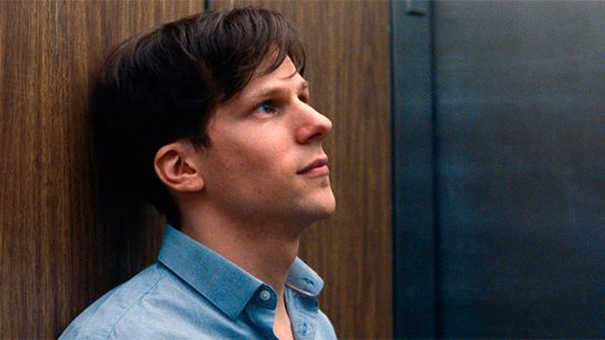 'El amor es más fuerte que las bombas': Tráiler español de la película con Isabelle Huppert y Jesse Eisenberg noticias imagen