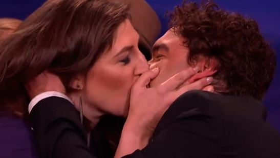 'The Big Bang Theory': Así revivieron Mayim Bialik y Johnny Galecki el beso de 'Blossom'