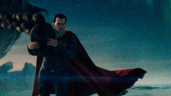 'Batman v Superman': El héroe de Metrópolis salva un barco en la nueva imagen promocional