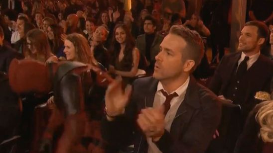 Ryan Reynolds baila con un grupo de Deadpools durante los MTV Movie Awards noticias imagen