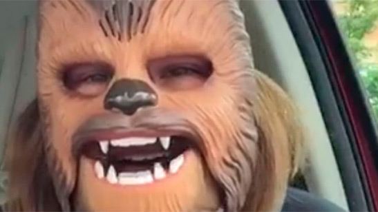 'Star Wars': Peter Mayhew responde a la madre protagonista del vídeo viral por el uso de una máscara de Chewbacca