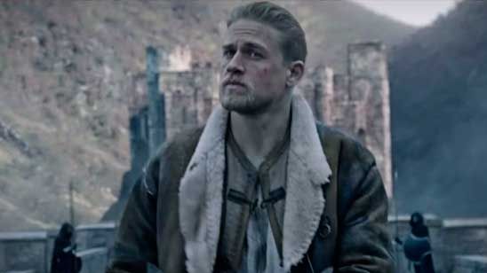 'Rey Arturo: La Leyenda de la Espada': Tráiler en castellano de la película de Charlie Hunnam noticias imagen