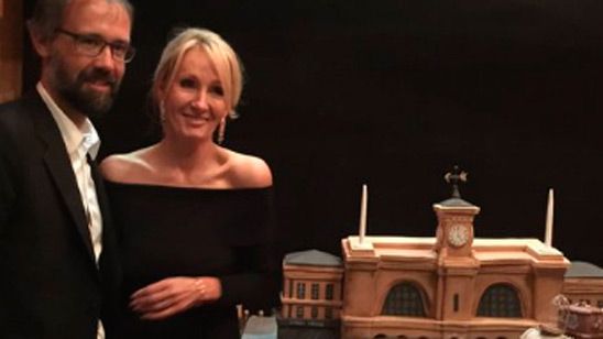 'Harry Potter': J.K. Rowling celebra su cumpleaños con una tarta con forma de Estación de King's Cross noticias imagen