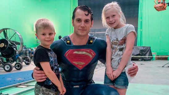 'La Liga de la Justicia': Henry Cavill posa con el traje clásico de Superman en una nueva imagen
