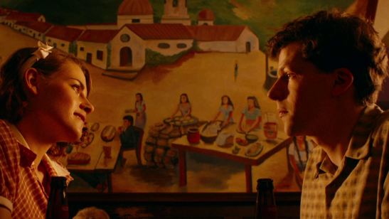 'Café Society': Jesse Eisenberg intenta enamorar a Kristen Stewart en este adelanto EXCLUSIVO en español