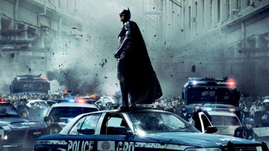 Un hombre con disfraz de Batman y máscara de Capitán América roba cerveza en una tienda noticias imagen