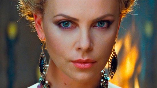 Charlize Theron, foco de críticas tras disfrazar a su hijo de Elsa de 'Frozen' noticias imagen