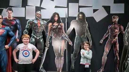 'La Liga de la Justicia': Henry Cavill posa vestido de Superman con dos niños por una buena causa noticias imagen