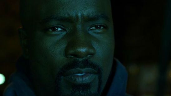 'The Defenders': Mike Colter y Rosario Dawson se besan en las nuevas imágenes del rodaje noticias imagen