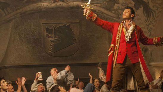 'La Bella y la Bestia': Luke Evans regala un ramo de flores a Emma Watson en la nueva imagen de la película  noticias imagen