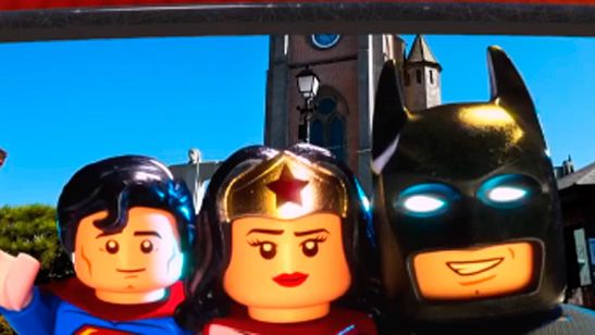 'Batman: La Lego Película': El Caballero Oscuro, Superman y Wonder Woman se hacen una 'selfi' en las nuevas promos