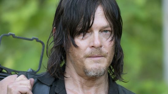 'The Walking Dead': Norman Reedus sorprende haciendo este 'curioso' gesto a sus fans completamente rodeado de zombis noticias imagen