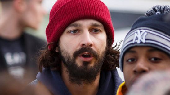 La protesta en directo de Shia Labeouf contra Donald Trump ha sido clausurada