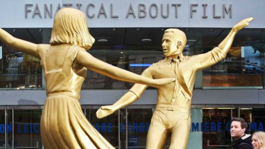 'La La Land': aparece una gigantesca estatua de la película en Londres noticias imagen