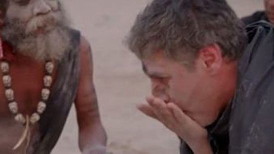 Un presentador de CNN come cerebro humano para un reportaje  noticias imagen