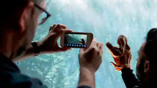 'Jurassic World 2': Juan Antonio Bayona, como un niño con una marioneta de dinosaurio noticias imagen