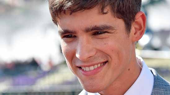 Brenton Thwaites ('Piratas del Caribe'): "Cuando era pequeño, jugaba a ser un pirata como Jack Sparrow"  noticias imagen