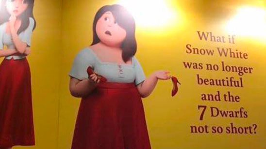 'Red Shoes and the 7 Dwarves': Chloë Grace Moretz, "horrorizada" ante la crítica al físico del póster de su última película noticias imagen