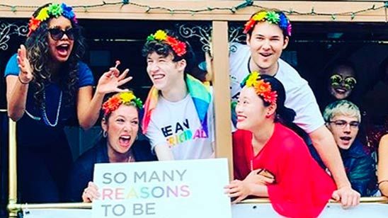 'Por trece razones': El reparto de la serie celebra el Día del Orgullo LGTB noticias imagen