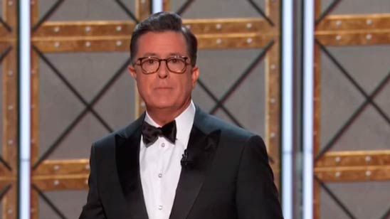 Emmys 2017: Este es el divertido monólogo de Stephen Colbert interrumpido por el ex-secretario de prensa de la Casa Blanca noticias imagen