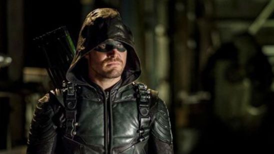 'Arrow' hace referencia a Bruce Wayne en 'Tributo' (6x02) noticias imagen