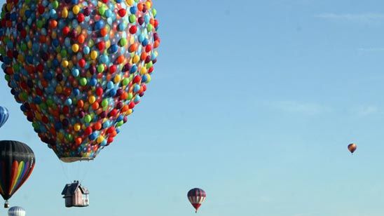 'Up': Un joven consigue elevarse a más de dos kilómetros de altitud usando 100 globos de helio noticias imagen