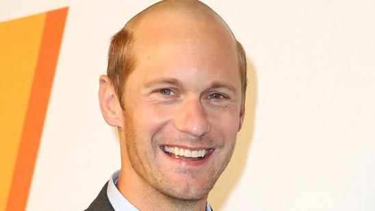 'The Hummingbird Project': Alexander Skarsgård sorprende apareciendo medio calvo en la alfombra roja noticias imagen