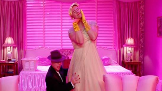 Channing Tatum se viste con la ropa de su mujer en el nuevo y colorido videoclip de Pink