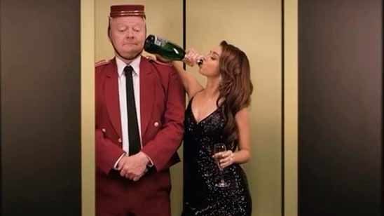 Sarah Hyland, criticada por haber posado 'borracha' en el ascensor de los Globos de Oro noticias imagen