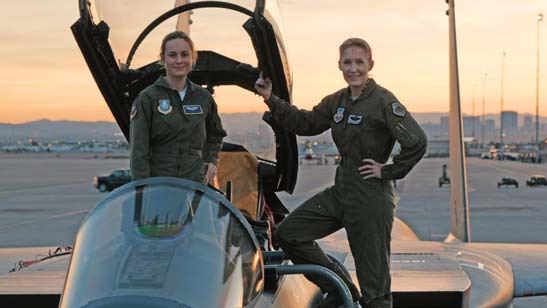 'Captain Marvel': Nuevos vídeos del rodaje muestran la construcción del escenario de un avión estrellado