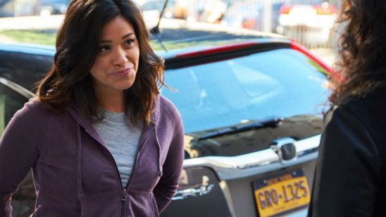 Gina Rodríguez pagará la universidad de una estudiante indocumentada con su presupuesto para los Emmy noticias imagen