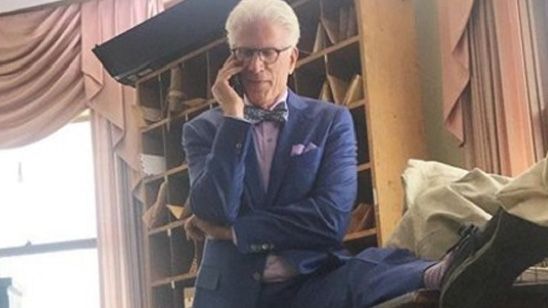 'The Good Place': Ted Danson aparece así de cómodo en la primera imagen de la tercera temporada  noticias imagen