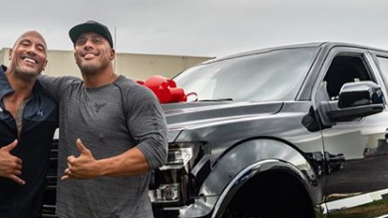 Dwayne Johnson sorprende con este regalo a su doble de acción durante 16 años  noticias imagen