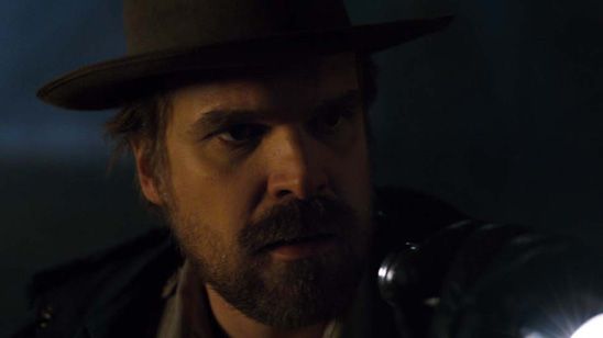 La policía tiene que intervenir en el último encuentro de David Harbour ('Stranger Things') con una fan  noticias imagen