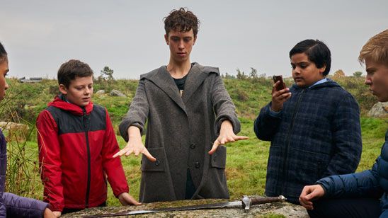 Nos colamos en el rodaje de 'The Kid Who Would Be King': el relato artúrico de Joe Cornish con Patrick Stewart noticias imagen