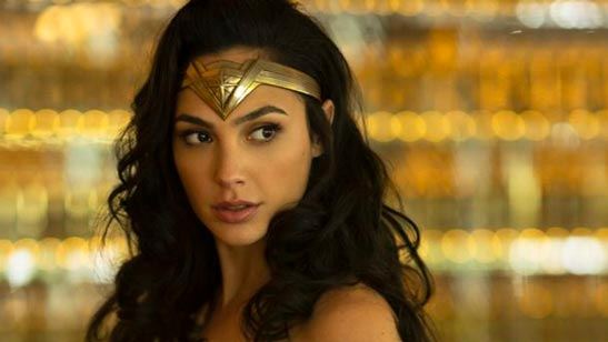 Gal Gadot celebra Halloween con una foto de ella con la capucha de Batman