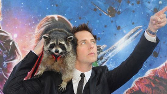 Un cartel de "volved a contratar a James Gunn" aparece cerca de Disneyland noticias imagen