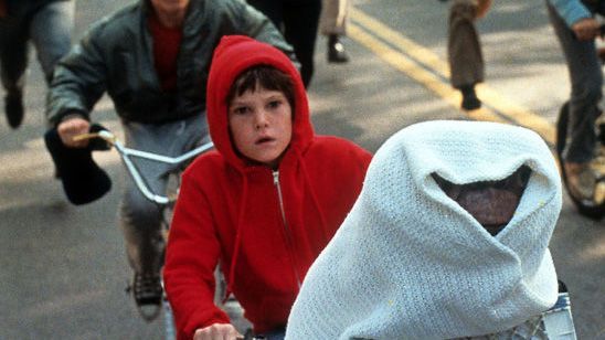 El niño de 'E.T.' triunfa ahora con 'La maldición de Hill House' y habla de su dura infancia noticias imagen