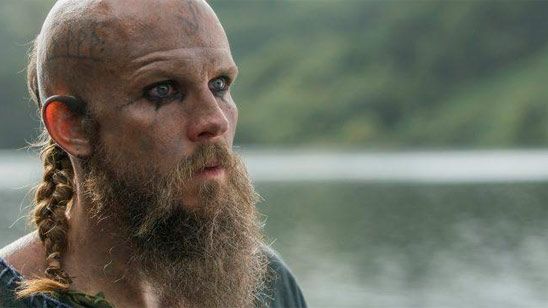 ¿Tú también tuviste un regreso al instituto al ver el tatuaje de Floki en 'Vikingos'? noticias imagen